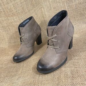 Clarks booties ankle boots lace up Nubuck leather  heels brown  Size 7 M